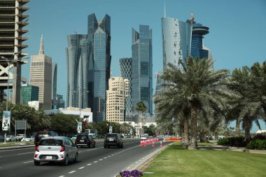 Katar, Doha, 20 Mart 2018: Corniche road ve Finans Merkezi City'de Doha, Katar. Gökdelenler üzerinde Doha oteli şehir merkezinde, görüntülemek Katar, Basra Körfezi, Arap Yarımadası'nda, Orta Doğu