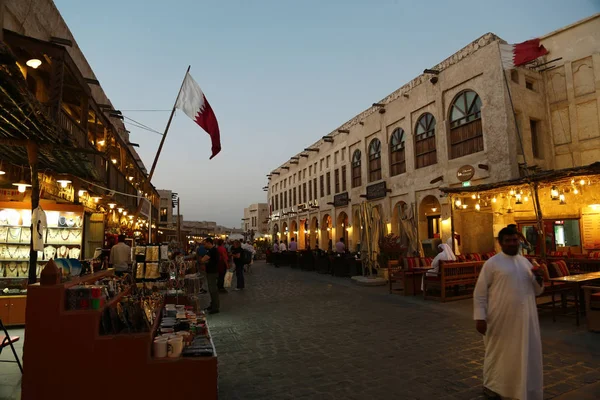 Qatar Doha March 2018 People Souq Waqif Standing Market Eastern — Stock Photo, Image