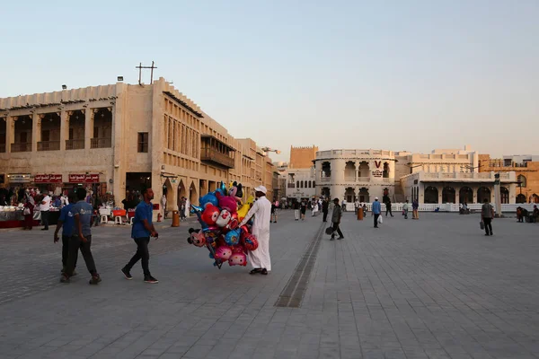 Qatar Doha March 2018 People Souq Waqif Standing Market Eastern — Stock Photo, Image