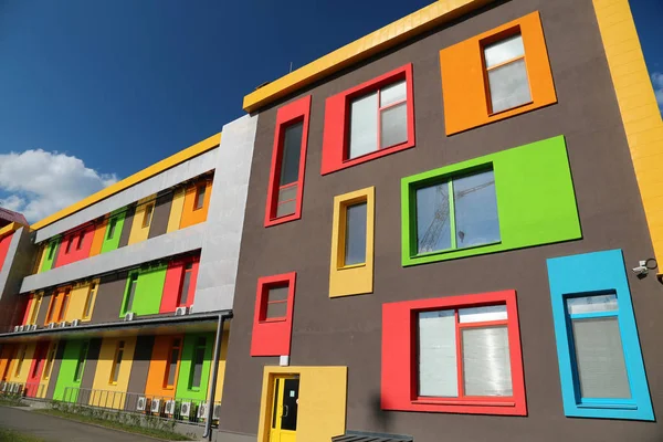 カラフルな建物 いろいろな色のファサードと新しい家 — ストック写真