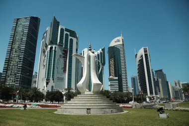 Katar, Doha, 20 Mart 2018: Çaydanlık heykel, Doha - Qatar, Basra Körfezi, Arap Yarımadası'nda, orta Eas başkenti West Bay merkezi finansal bölgesinde