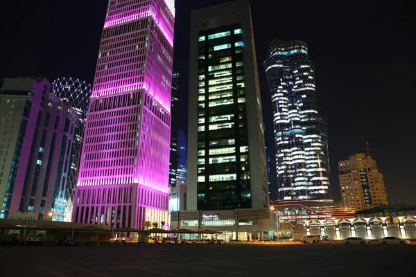 卡塔尔 2018年3月20日 金融中心 粉红色 Asmakh 塔在多哈夜间 首都和人口最多的城市在卡塔尔 波斯湾 阿拉伯半岛 — 图库照片