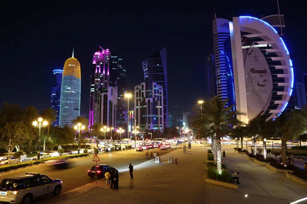Qatar Doha Marzo 2018 Tráfico Rodado Nocturno Centro Financiero Doha — Foto de Stock
