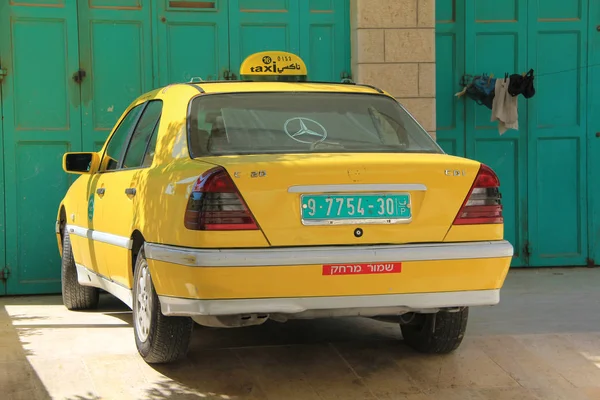 Estado Palestine Bethlehem Setembro 2010 Carro Táxi Amarelo Perto Casa — Fotografia de Stock