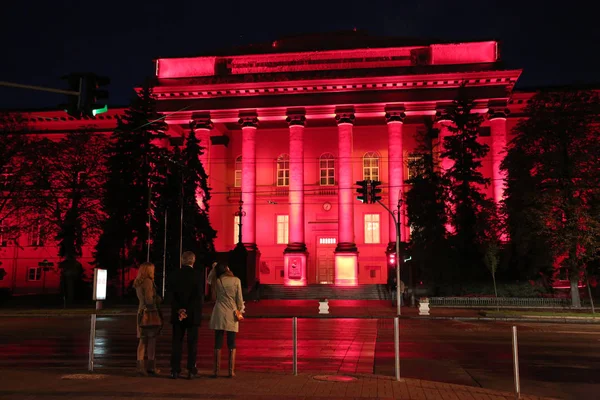 Ucrânia Kiev Setembro 2011 Pessoas Perto Edifício Vermelho Universidade Nacional — Fotografia de Stock