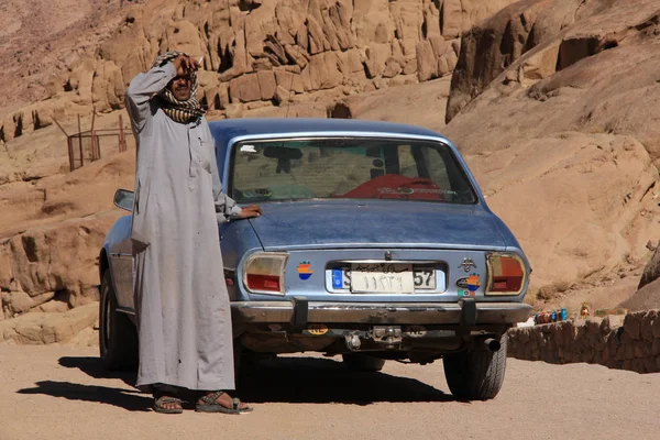 Egypte Het Sinaï Schiereiland September 2010 Egyptische Man Auto Buurt — Stockfoto