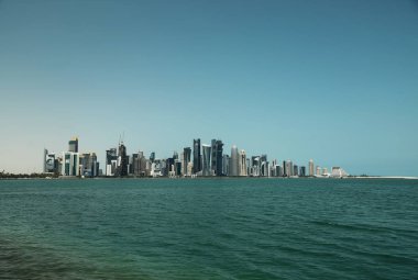 Gökdelenler üzerinde Doha oteli şehir merkezinde, Katar, Basra Körfezi, Arap Yarımadası'nda görüntüleyin. Finans Merkezi Doha filialı üzrə - başkenti ve en kalabalık şehri Qata