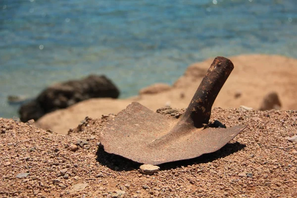 Старая Ржавая Лопата Лежит Пляже — стоковое фото