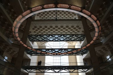 Katar, Doha, 21 Mart 2018: İnsanlar Doha - İslam Eserleri Müzesi'nde başkenti ve en kalabalık şehri Katar, Basra Körfezi, Arap Peninsul