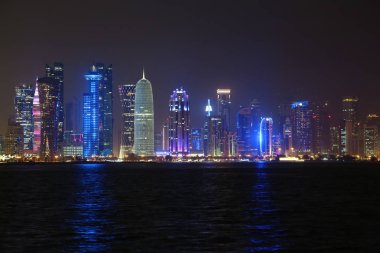 Katar, Doha, 20 Mart 2018: Gece Finans Merkezi Doha - Katar başkenti ve en kalabalık. Corniche road West Bay, Doha, Basra Körfezi, Arap Yarımadası'nda, Ortadoğu'daki görüntüleyin