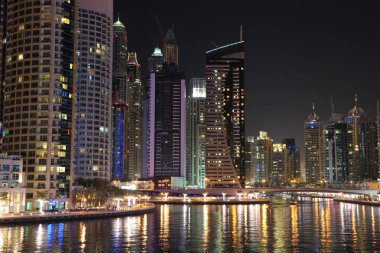 Birleşik Arap Emirlikleri, Dubai, 5 Şubat 2016: Dubai Yat Limanı, gece, Birleşik Arap Emirlikleri, İran Körfezi, Arap Yarımadası'nda, Middle East