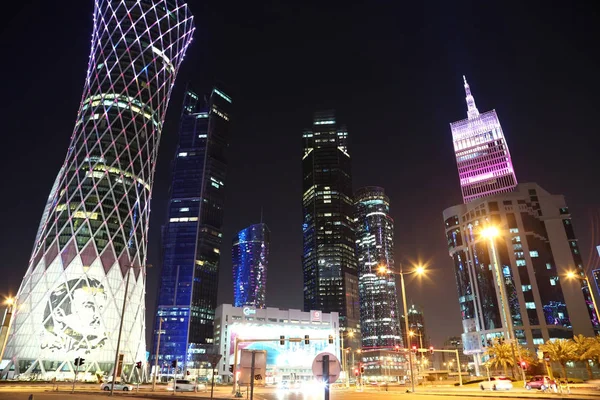 卡塔尔 2018年3月20日 在多哈金融中心的夜间公路交通 首都和人口最多的城市卡塔尔 西海湾 波斯湾 阿拉伯半岛 — 图库照片