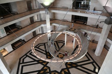 Katar, Doha, 21 Mart 2018: İnsanlar Doha - İslam Eserleri Müzesi'nde başkenti ve en kalabalık şehri Katar, Basra Körfezi, Arap Yarımadası'nda