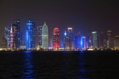 Katar, Doha, 20 Mart 2018: Gece Finans Merkezi Doha - Katar başkenti ve en kalabalık. Corniche road West Bay, Doha, Basra Körfezi, Arap Yarımadası'nda, Ortadoğu'daki görüntüleyin