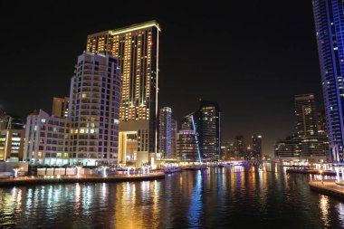 Birleşik Arap Emirlikleri, Dubai, 5 Şubat 2016: Dubai Yat Limanı, gece, Birleşik Arap Emirlikleri, İran Körfezi, Arap Yarımadası'nda, Middle East