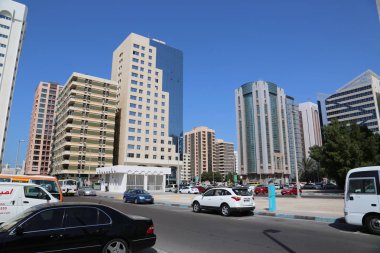 BAE, Abu Dhabi, 4 Şubat 2016: Trafik ve binalar Abu Dabi, Birleşik Arap Emirlikleri