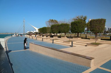 BAE, Abu Dhabi, 4 Şubat 2016: Corniche Road, Abu Dhabi, Birleşik Arap Emirlikleri başkenti insanlar. Abu Dabi - Birleşik Arap Emirlikleri Dubai sonra başkenti ve ikinci en kalabalık