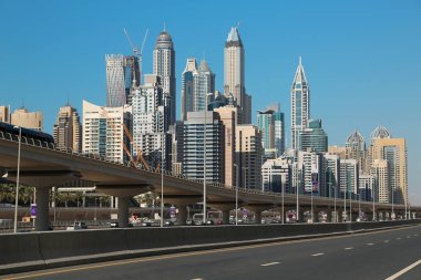 Birleşik Arap Emirlikleri, Dubai, 1 Şubat 2016: Dubai Marina trafik, Birleşik Arap Emirlikleri. Dubai Yat Limanı - kalp ne bölgesinde yeni Dubai bilinir hale geldi. Dubai Yat Limanı - dünyanın en büyük insan yapımı marina
