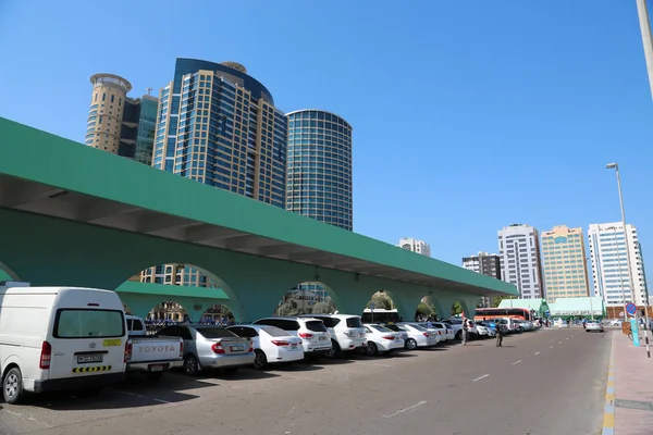 Emirados Árabes Unidos Abu Dhabi Fevereiro 2016 Pessoas Carros Perto — Fotografia de Stock
