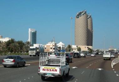Birleşik Arap Emirlikleri, Abu Dhabi, 4 Şubat 2016: Al Hilal banka ve sermaye ve Birleşik Arap Emirlikleri, Dubai sonra ikinci en kalabalık şehir Al Bahr Towers Abu Dabi - karayolu trafik