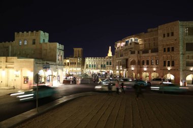 Katar, Doha, 22 Mart 2018: İnsanlar ve arabalara Souq Waqif veya ayakta Pazar - Doha - Qatar, Basra Körfezi, Arap Yarımadası'nda, orta Eas başkenti ve en kalabalık Doğu ın Bazaarı