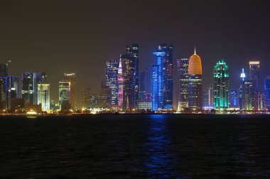 Katar, Doha, 20 Mart 2018: Gece Finans Merkezi Doha - Katar başkenti ve en kalabalık. Corniche road West Bay, Doha, Basra Körfezi, Arap Yarımadası'nda, Ortadoğu'daki görüntüleyin
