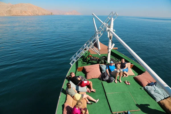 Oman Musandam Peninsula Gulf Oman Fevereiro 2016 Pessoas Navio Recreio — Fotografia de Stock