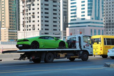 BAE, Sharjah, 1 Şubat 2016: Trafik Sharjah City, Birleşik Arap Emirlikleri. Yeşil Lamborghini Abschleppwagen üzerinde