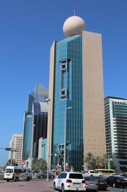 BAE, Abu Dhabi, 4 Şubat 2016: Karayolu trafik Abu Dhabi - sermaye - sermayesi ve Birleşik Arap Emirlikleri, Dubai ve Abu Dhabi Emirliği başkenti sonra ikinci en kalabalık şehir