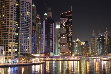 Birleşik Arap Emirlikleri, Dubai, 5 Şubat 2016: Dubai Yat Limanı, gece, Birleşik Arap Emirlikleri, İran Körfezi, Arap Yarımadası'nda, Middle East
