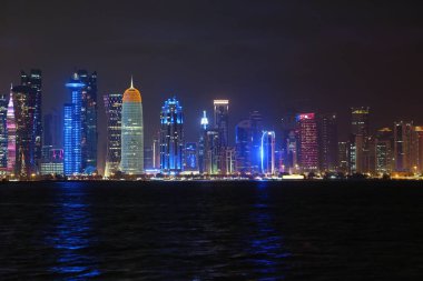 Katar, Doha, 20 Mart 2018: Gece Finans Merkezi Doha - Katar başkenti ve en kalabalık. Corniche road West Bay, Doha, Basra Körfezi, Arap Yarımadası'nda, Ortadoğu'daki görüntüleyin