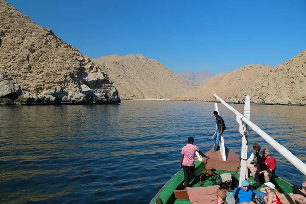 Oman Musandam Peninsula Gulf Oman Fevereiro 2016 Pessoas Navio Recreio — Fotografia de Stock