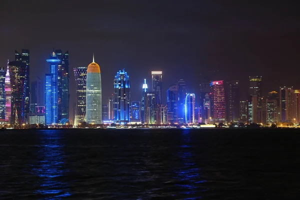 Katar, Doha, 20 Mart 2018: Gece Finans Merkezi Doha - Katar başkenti ve en kalabalık. Corniche road West Bay, Doha, Basra Körfezi, Arap Yarımadası'nda, Ortadoğu'daki görüntüleyin