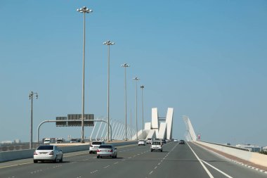 BAE, Abu Dhabi, 4 Şubat 2016: Abu Dabi - sermaye ve Birleşik Arap Emirlikleri, Dubai sonra ikinci en kalabalık şehirde Sheikh Zayed köprüde trafik yol