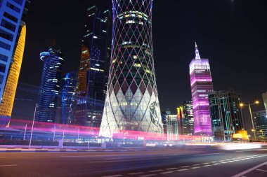Katar, Doha, 20 Mart 2018: Karayolu trafik Doha - Qatar, West Bay, Basra Körfezi, Arap Yarımadası'nda, Ortadoğu'daki başkenti ve en kalabalık şehir merkezinde