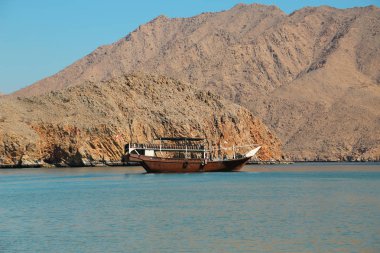 Umman, Musandam Yarımadası, Umman Körfezi, 2 Şubat 2016: sahil Musandam Yarımadası gemi. Umman - Arap ülke içinde güneydoğu kıyısında, Arap Peninsul