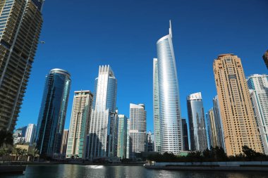 Birleşik Arap Emirlikleri, Dubai, 5 Şubat 2016: Almas Tower supertall gökdelen ve Jumeirah Lakes Towers, Dubai multi mal Merkezi, Birleşik Arap Emirlikleri. Dubai Emirliği Birlesik Arab Emirligi ülkesindeki biridir
