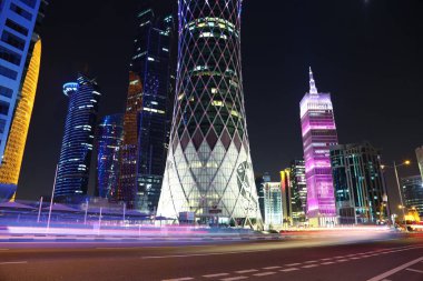 Katar, Doha, 20 Mart 2018: Gece trafik Doha - Qatar, West Bay, Basra Körfezi, Arap Yarımadası'nda, Ortadoğu'daki başkenti ve en kalabalık