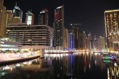 Birleşik Arap Emirlikleri, Dubai, 5 Şubat 2016: Dubai Yat Limanı, gece, Birleşik Arap Emirlikleri, İran Körfezi, Arap Yarımadası'nda, Middle East