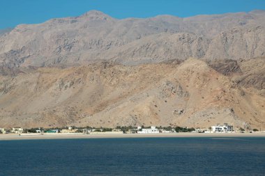 Musandam Yarımadası, Umman Sultanlığı, Umman Körfezi. Umman - Arap Yarımadası'nın güneydoğu kıyısı Arap ülkesinde. Musandam - Umman, Valiliği Musandam Yarımadası üzerinde yer alan