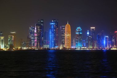 Katar, Doha, 20 Mart 2018: Işıklı binalarda Doha - Katar başkenti ve en kalabalık. Corniche road West Bay, Doha, Basra Körfezi, Arap Yarımadası'nda, Ortadoğu'daki görüntüleyin