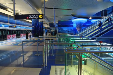 Birleşik Arap Emirlikleri, Dubai, 20 Ekim 2011: Dubai, Birleşik Arap Emirlikleri, Basra Körfezi, Arap Yarımadası'nda, Orta Doğu metro istasyonu insanlar
