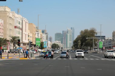 BAE, Abu Dhabi, 4 Şubat 2016: Karayolu trafik Abu Dabi - Birleşik Arap Emirlikleri, Dubai ve Abu Dhabi Emirliği başkenti sonra başkenti ve ikinci en kalabalık