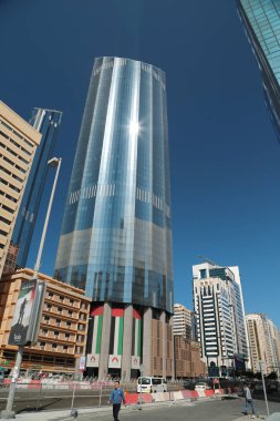 BAE, Abu Dhabi, 4 Şubat 2016: Abu Dabi - Birleşik Arap Emirlikleri başkenti. Etki alanı kule ve güven kulesi. Abu-Dabi - Birleşik Arap Emirlikleri, Dubai sonra ikinci en kalabalık şehir