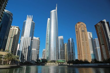 Birleşik Arap Emirlikleri, Dubai, 5 Şubat 2016: Almas Tower supertall gökdelen ve Jumeirah Lakes Towers, Dubai multi mal Merkezi, Birleşik Arap Emirlikleri. Dubai Emirliği Birlesik Arab Emirligi ülkesindeki biridir