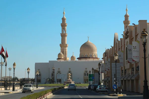 Uae Dibba February 2016 Road Traffic Mosque Dibba United Arab — Stock Photo, Image