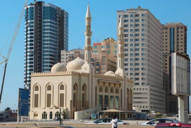 BAE, Sharjah, 1 Şubat 2016: Camii ve Birleşik Arap Emirlikleri, Basra Körfezi, Arap Yarımadası'nda, Orta Doğu Sharjah şehirde binaların