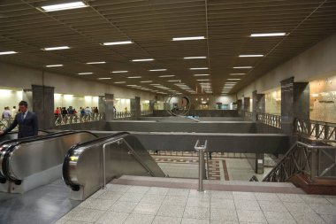 Yunanistan, Atina, 7 Haziran 2013: Atina, Yunanistan metro istasyonu insanlar