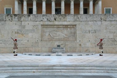 Yunanistan, Atina, 7 Haziran 2013: Yunan Ulusal muhafızları - meçhul asker Meclis Binası yakınındaki Türbesi önünde Evzones