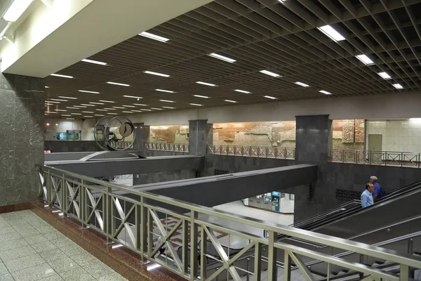 Grecia Atenas Junio 2013 Personas Escaleras Mecánicas Dentro Estación Metro — Foto de Stock